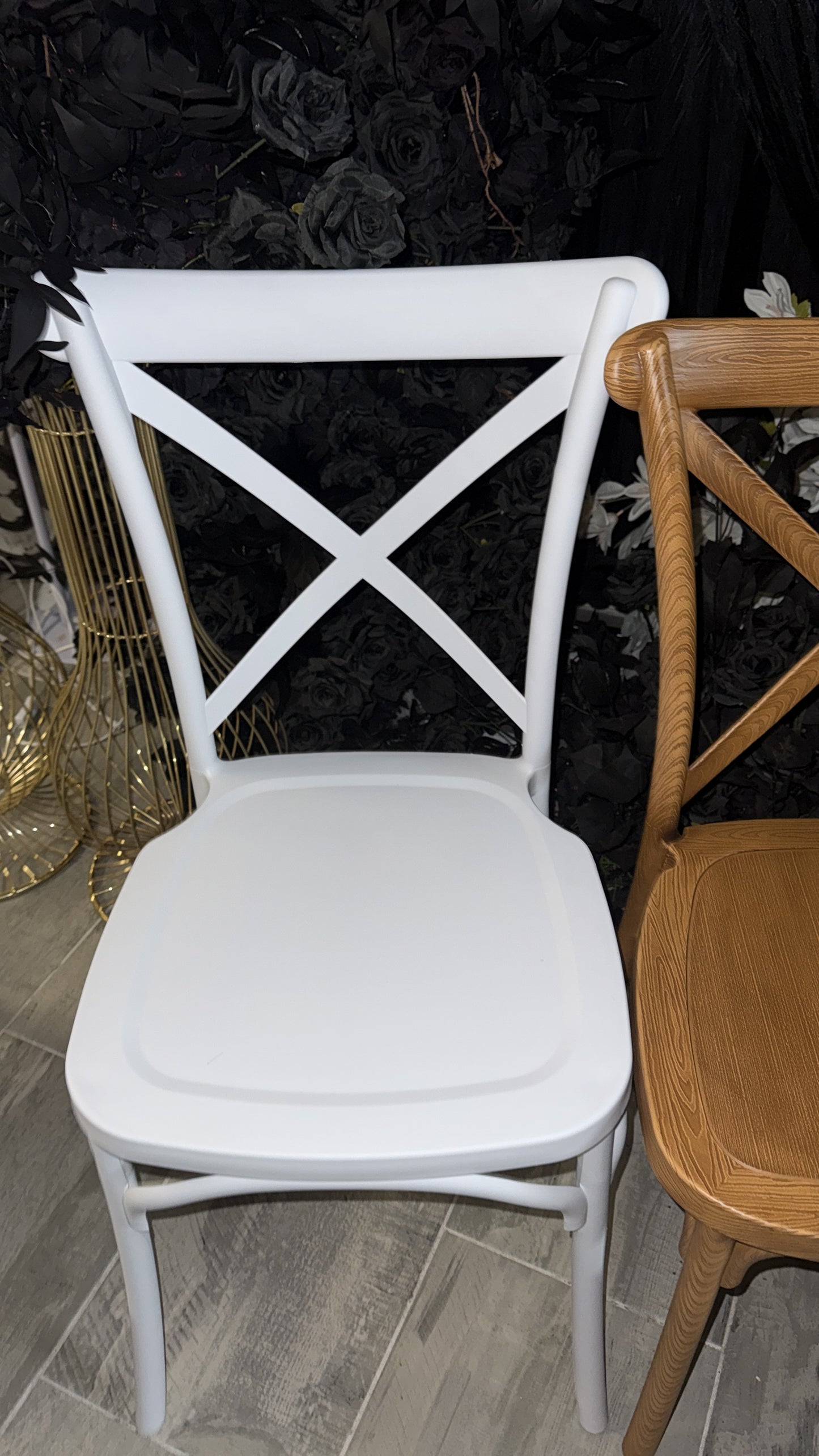 chaises blanches style bistrot