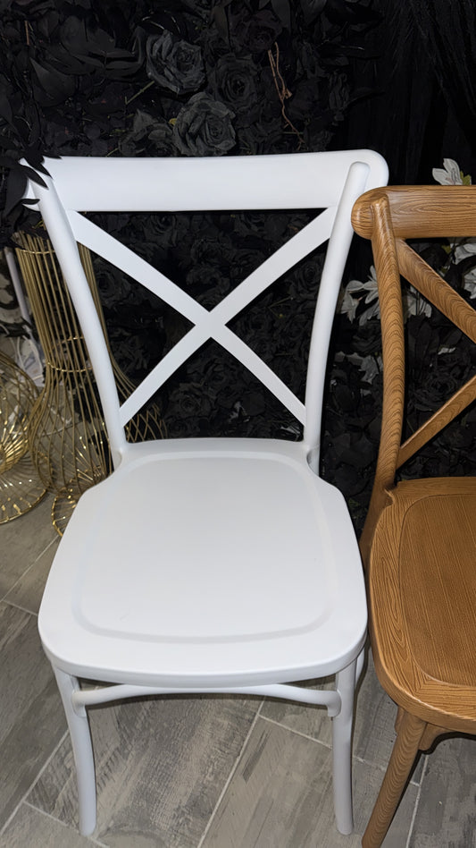 chaises blanches style bistrot
